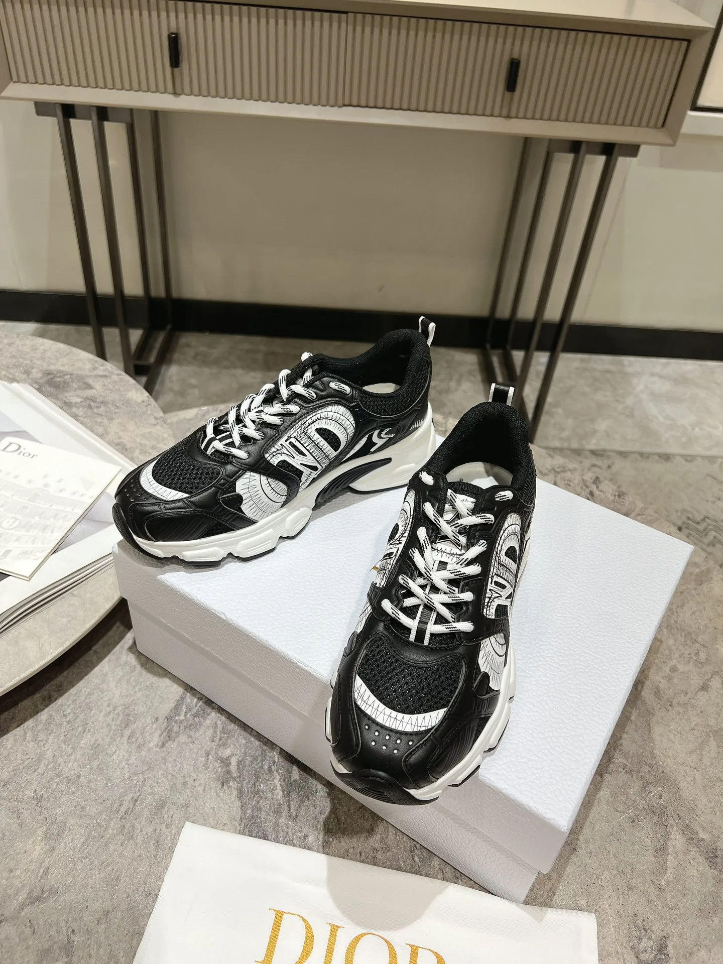 👟👟Ex-factory price 600👟👟 The latest hot model, the star model 2024 main hot product, the newly released Dior Chrono new casual sports shoes, running shoes, dad shoes are really cool, full of futuristic feeling! Really cool! Once again interpreting Dior's concept of cool fashion, the lucky star will bless you with good luck. The new EVA sole is super light and super soft! A perfect replica of the original! Fully matched material and mold! ! Women’s size: 35-39 (40.41 customized)
